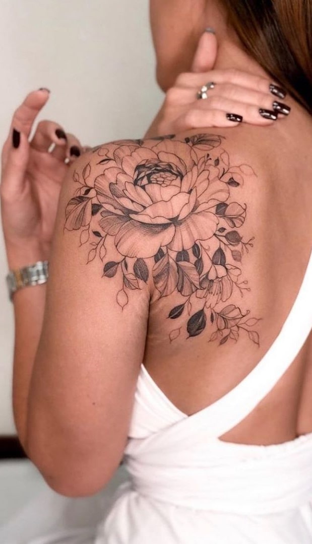 tatuaje de mujer para la espalda 10