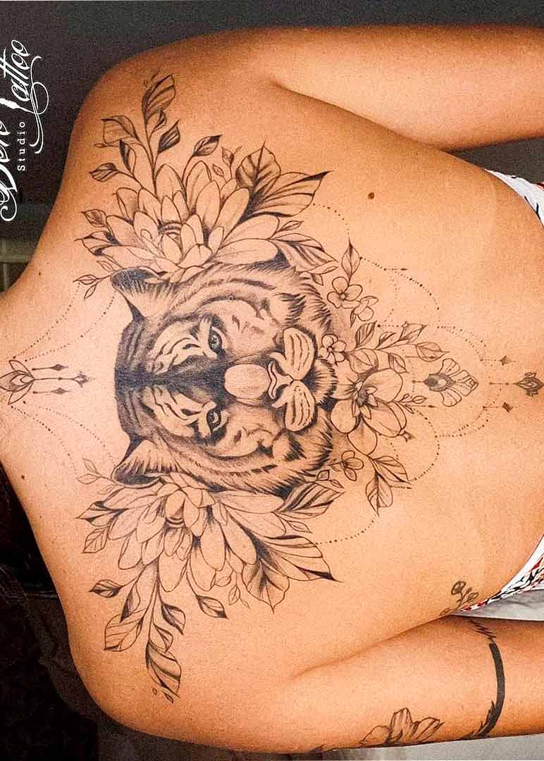 tatuaje de mujer para la espalda 12