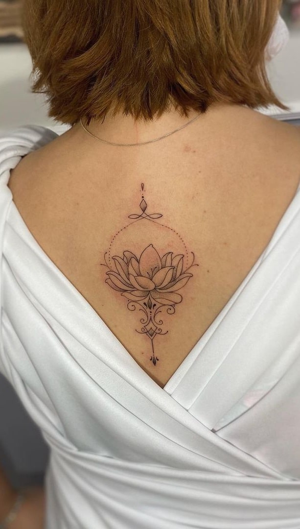 tatuaje de mujer para la espalda 15