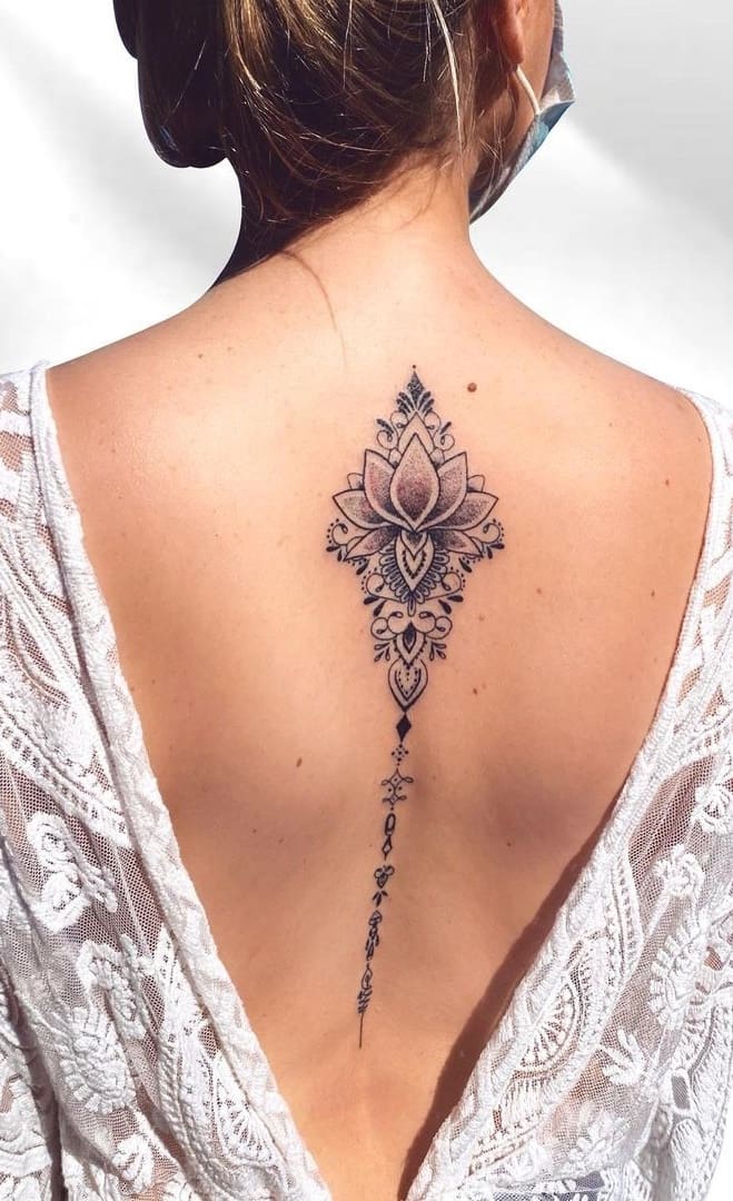 tatuaje de mujer para la espalda 18