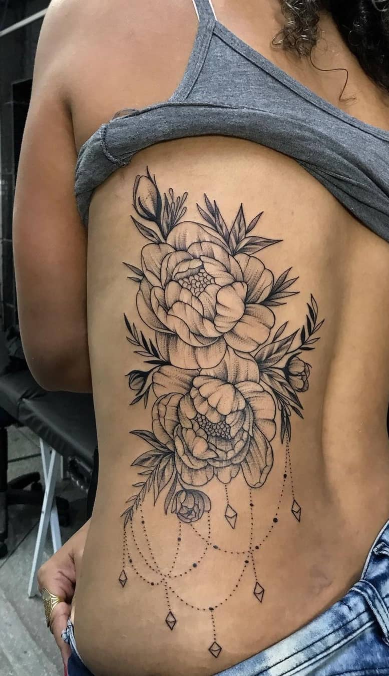tatuaje de mujer para la espalda 19