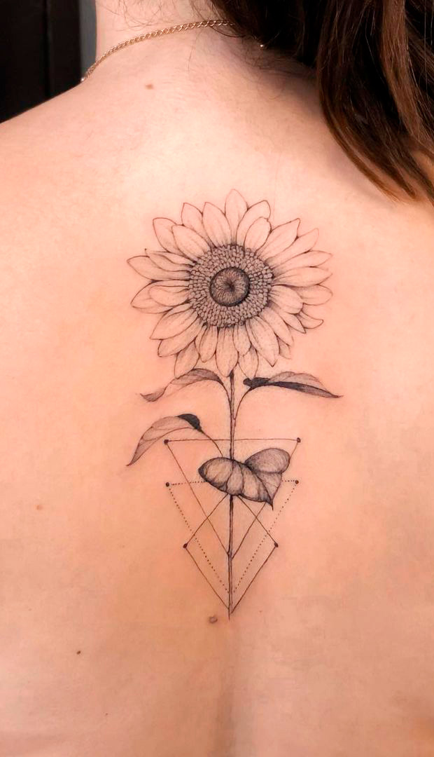 tatuaje de mujer para la espalda 23