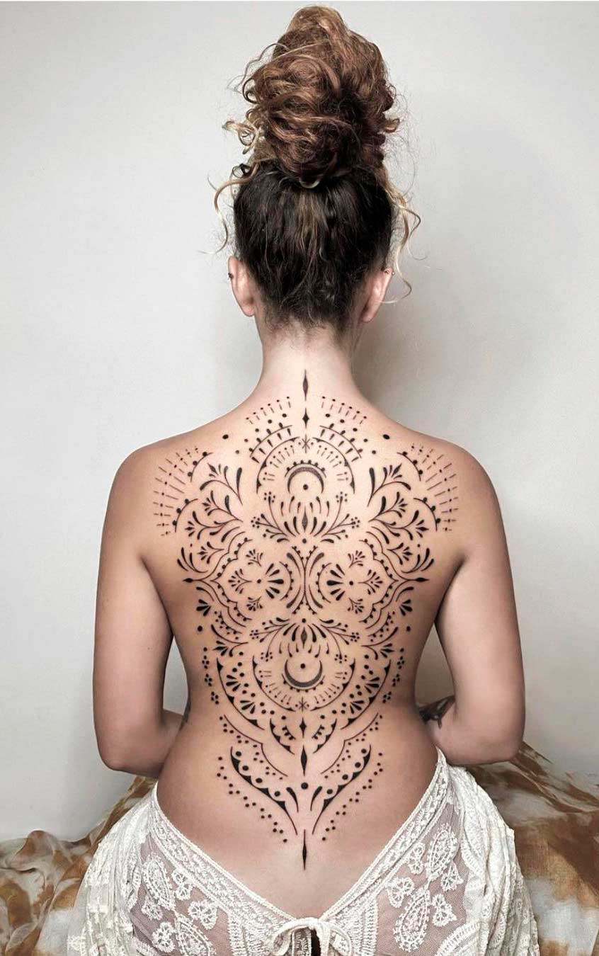 tatuaje de mujer para la espalda 24