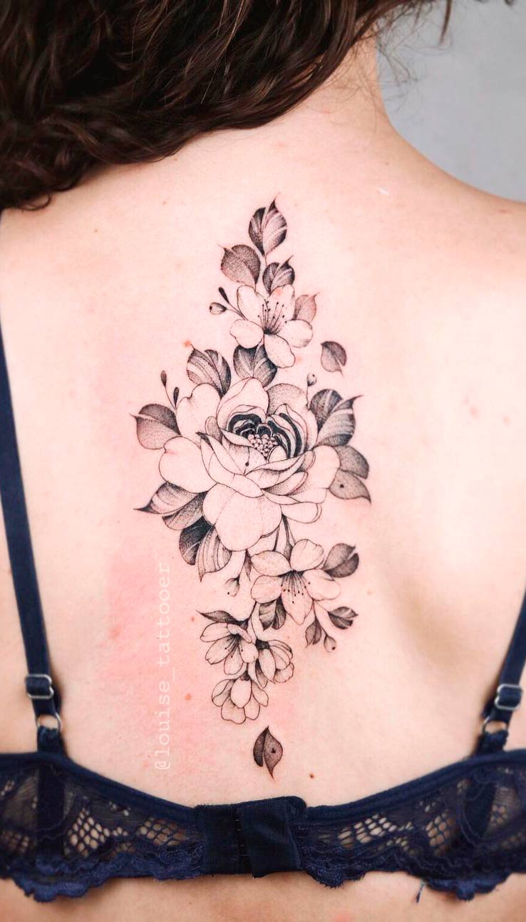 tatuaje de mujer para la espalda 25