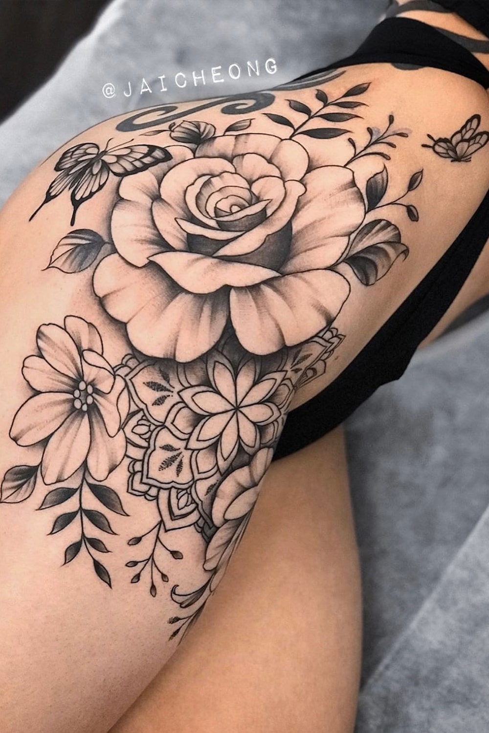 tatuaje de rosa para mujer 01