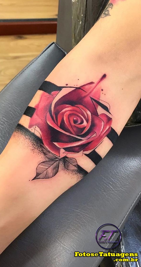 tatuaje de rosa para mujer 09