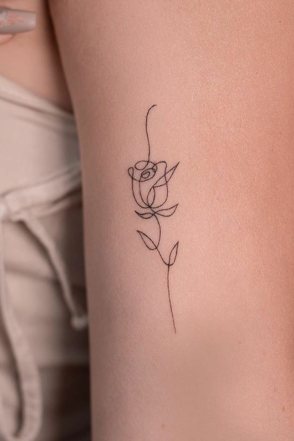 tatuaje de rosa para mujer 12
