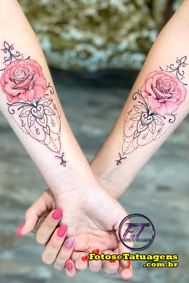 tatuaje de rosa para mujer 13