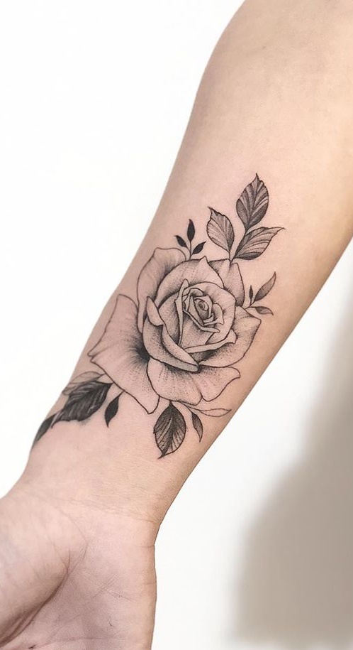 tatuaje de rosa para mujer 16