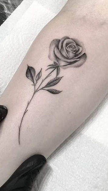 tatuaje de rosa para mujer 20