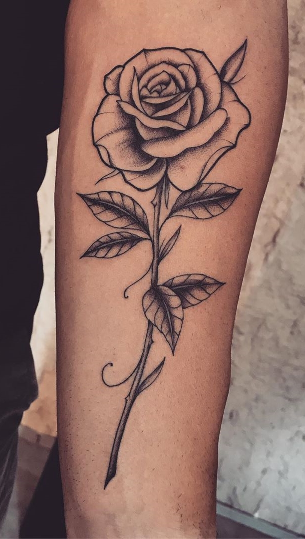 tatuaje de rosa para mujer 21