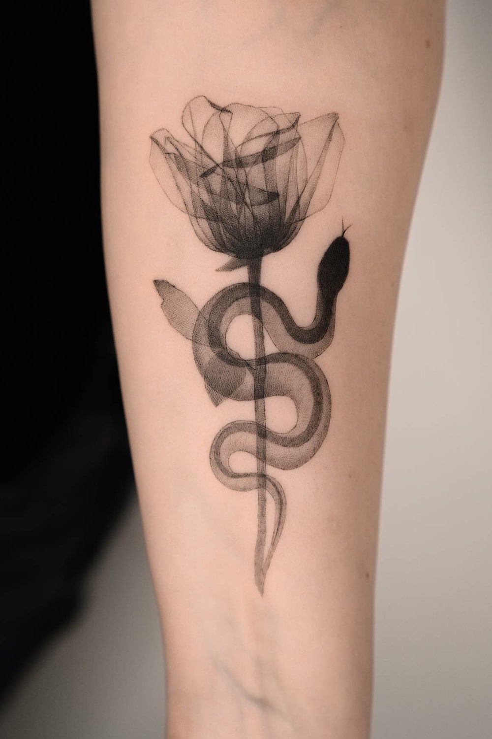 tatuaje de rosa para mujer 22