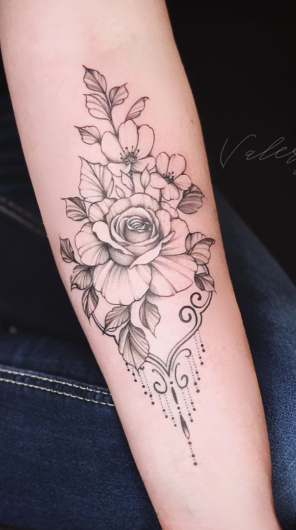 tatuaje en el brazo para mujer 08