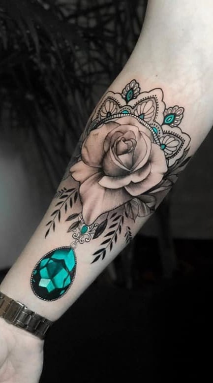 tatuaje en el brazo para mujer 107