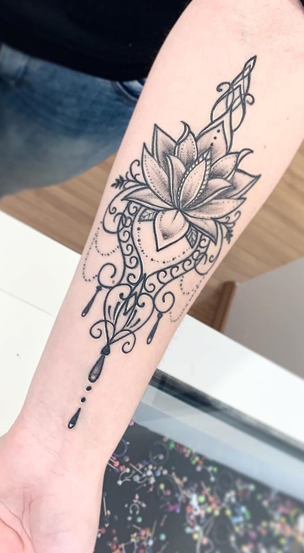 tatuaje en el brazo para mujer 109