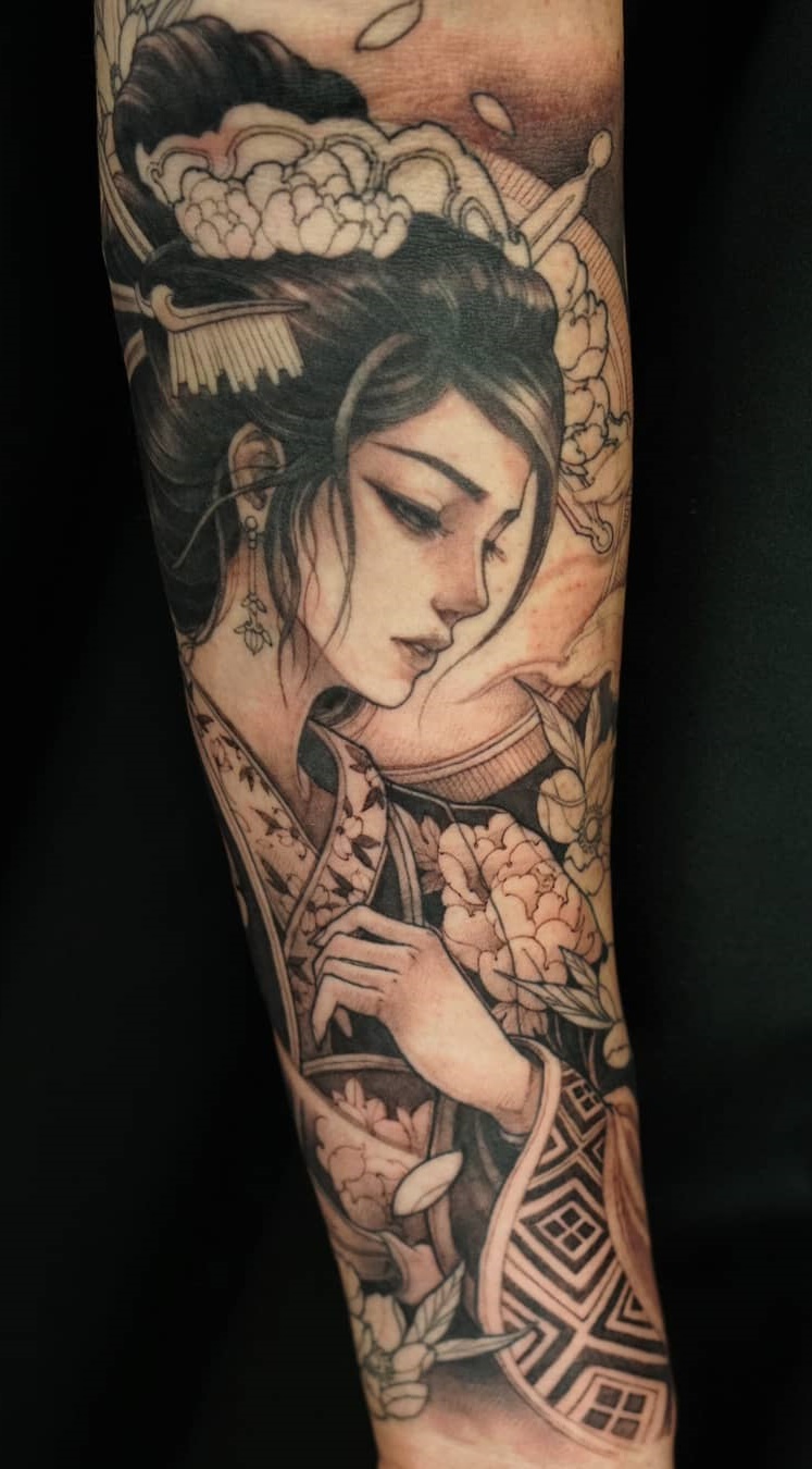 tatuaje en el brazo para mujer 111