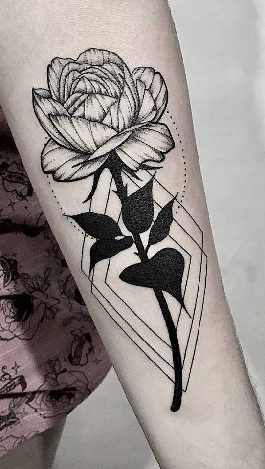 tatuaje en el brazo para mujer 35
