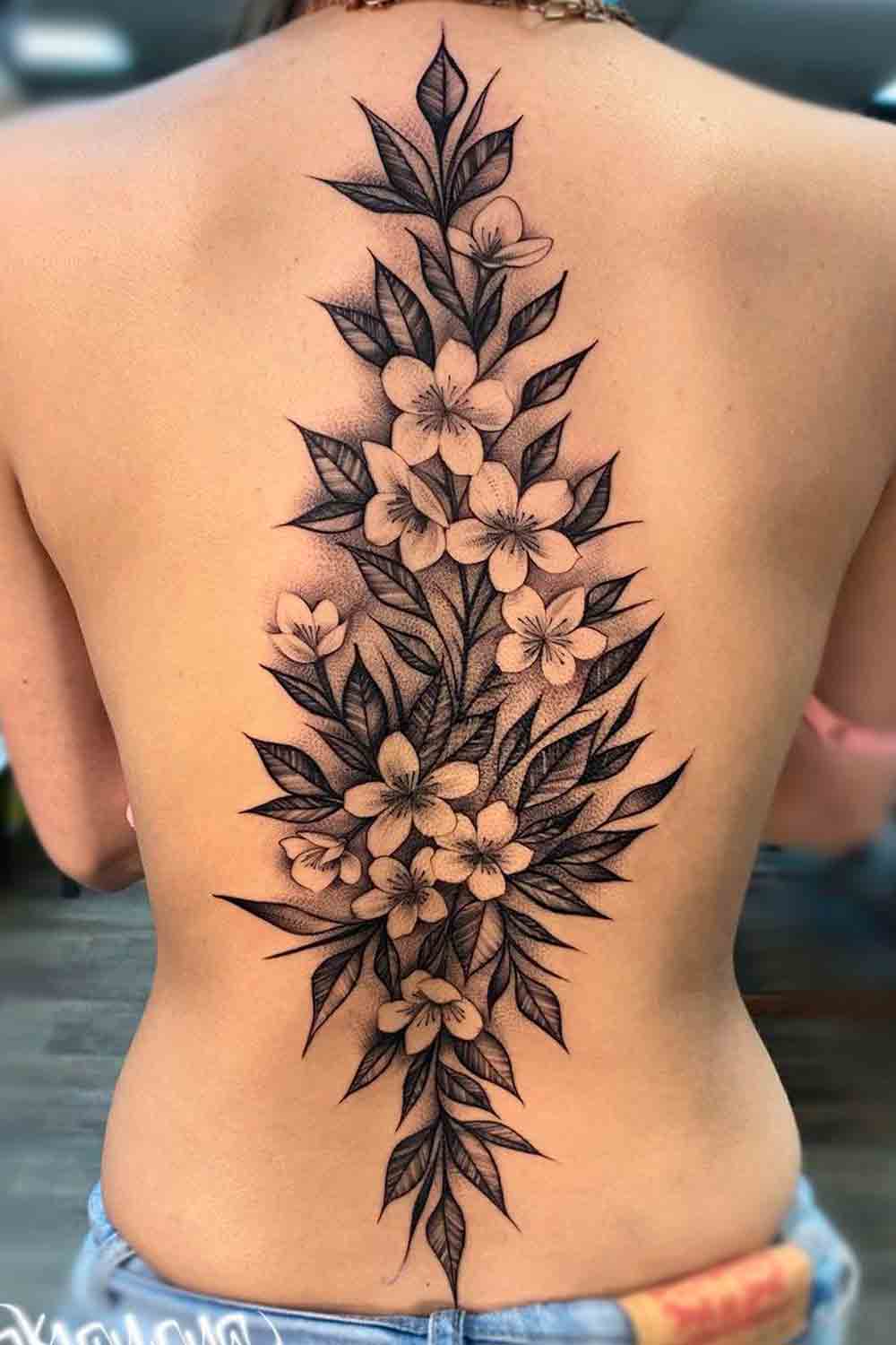 tatuaje en la espalda de mujer 03