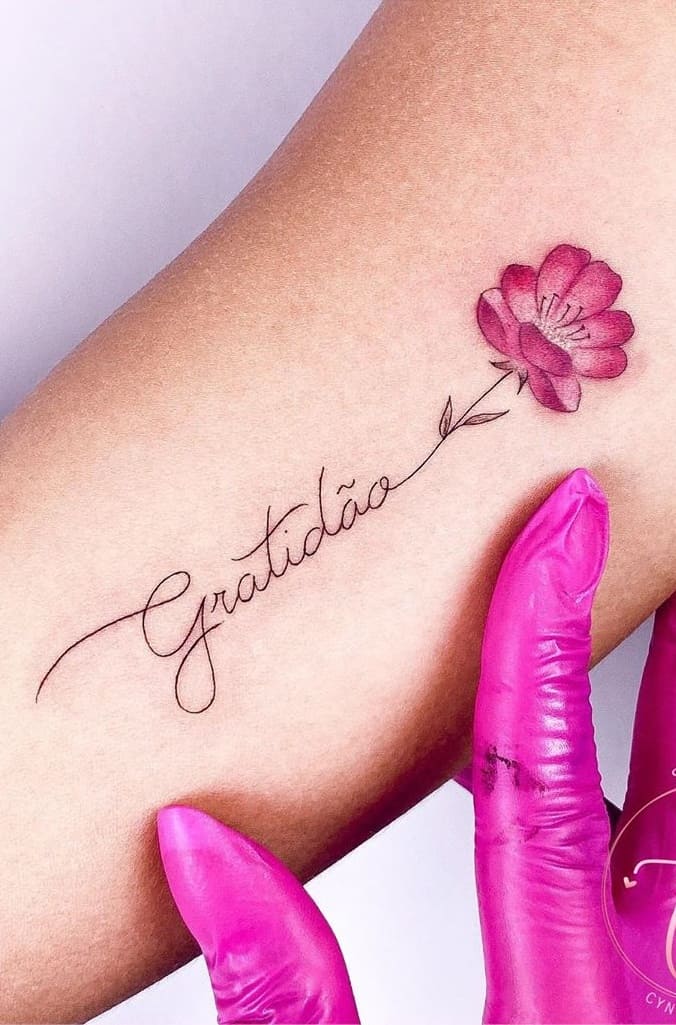 tatuaje escritura para mujer 05