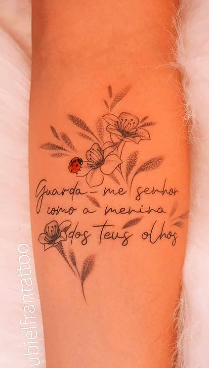 tatuaje escritura para mujer 07