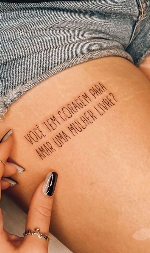 tatuaje escritura para mujer 14