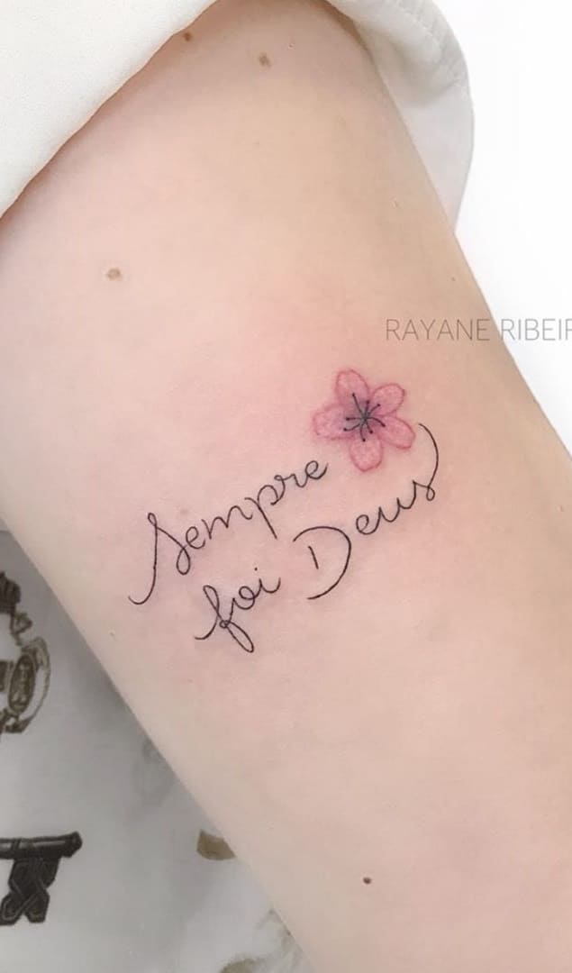 tatuaje escritura para mujer 18