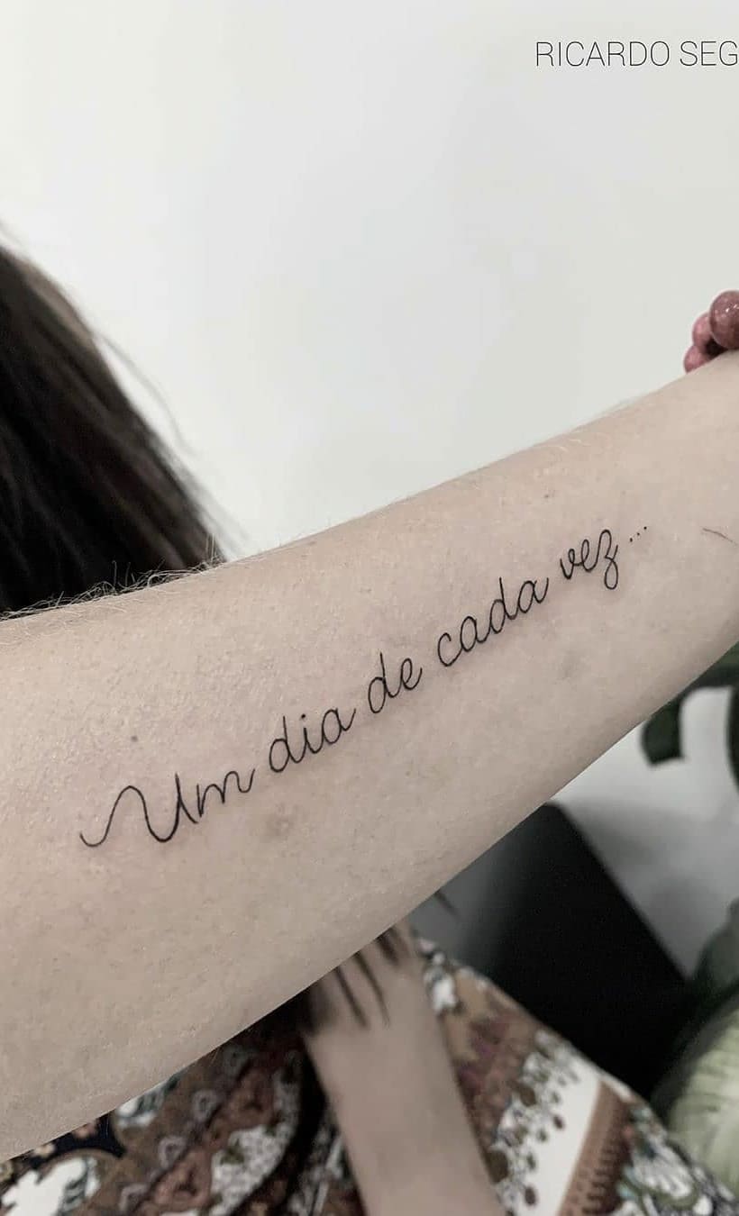 tatuaje escritura para mujer 22