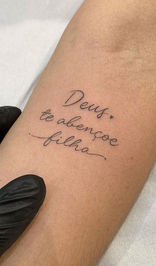 tatuaje escritura para mujer 25