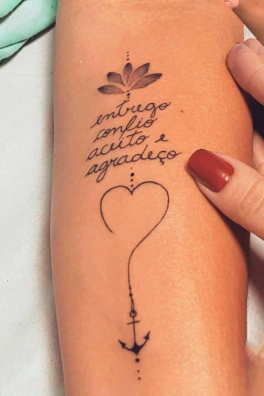 tatuaje escritura para mujer 38