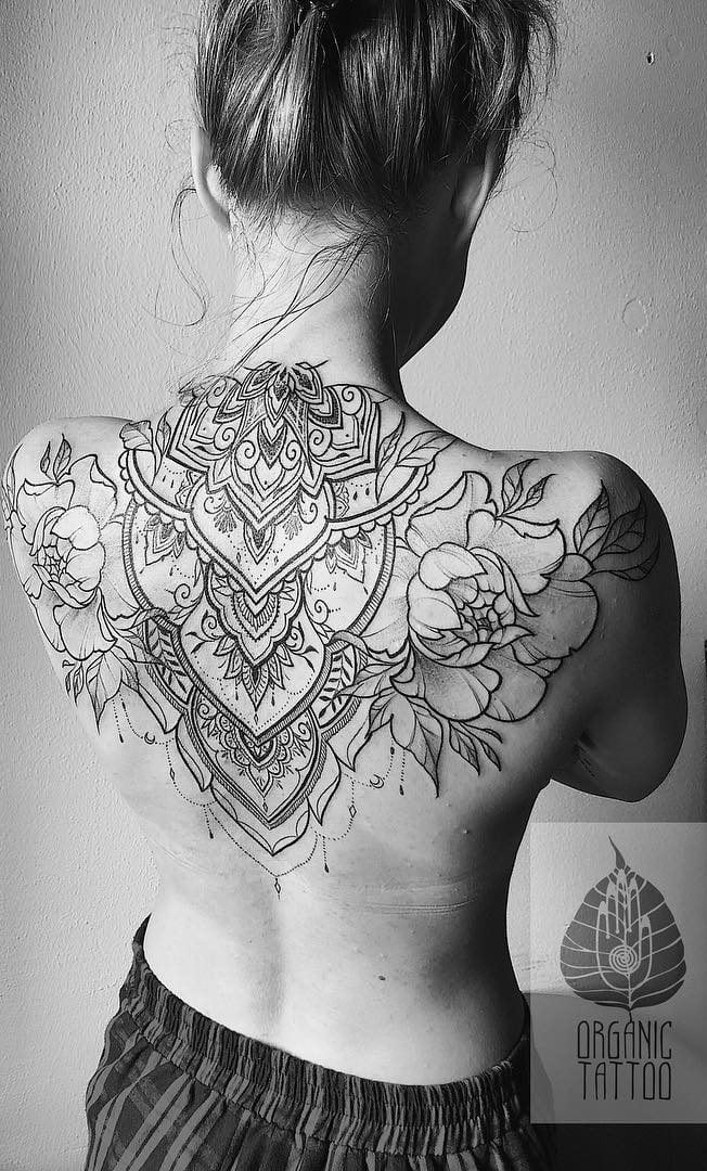 tatuaje espalda para mujer 16