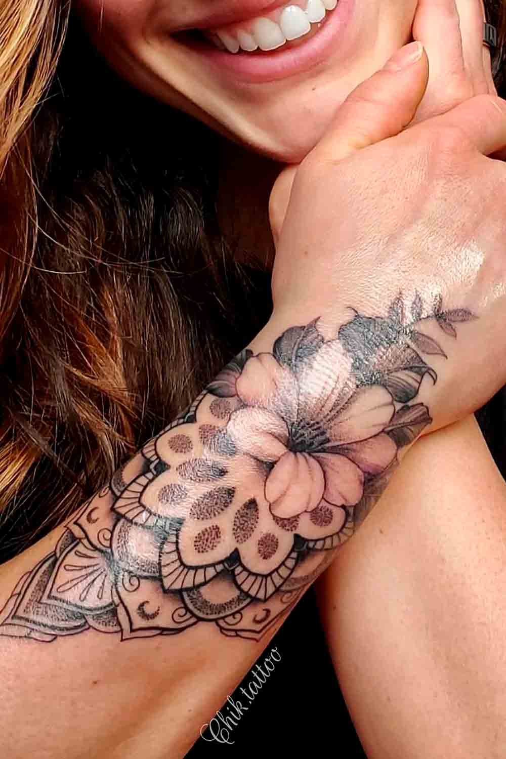tatuaje femenino en la muneca 02