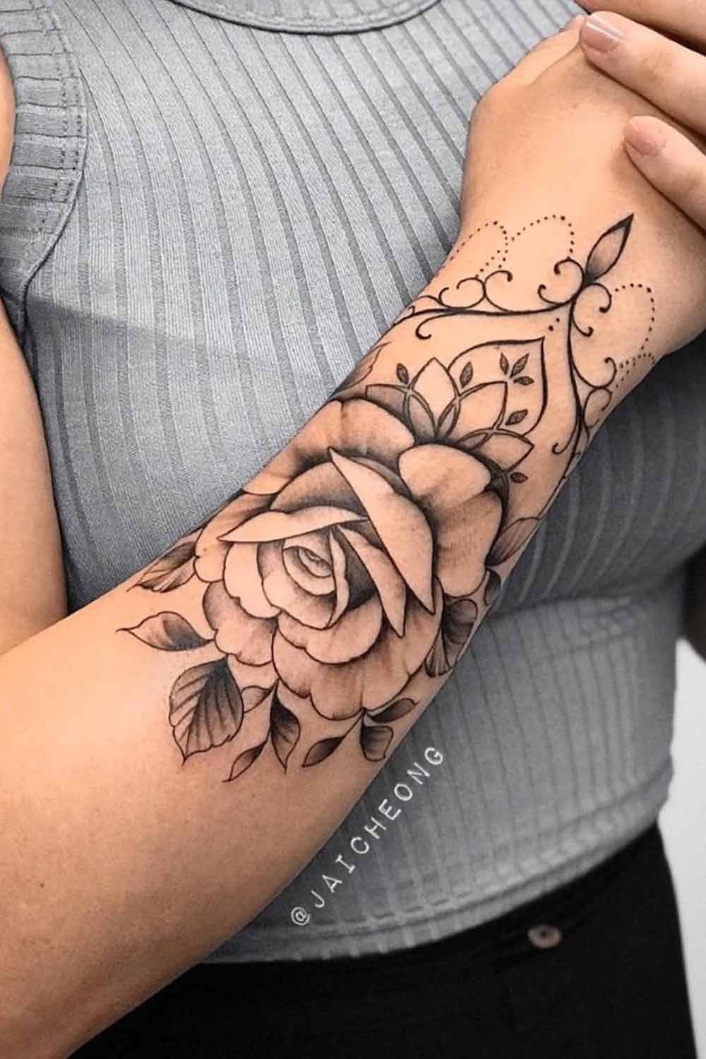 tatuaje femenino en la muneca 12