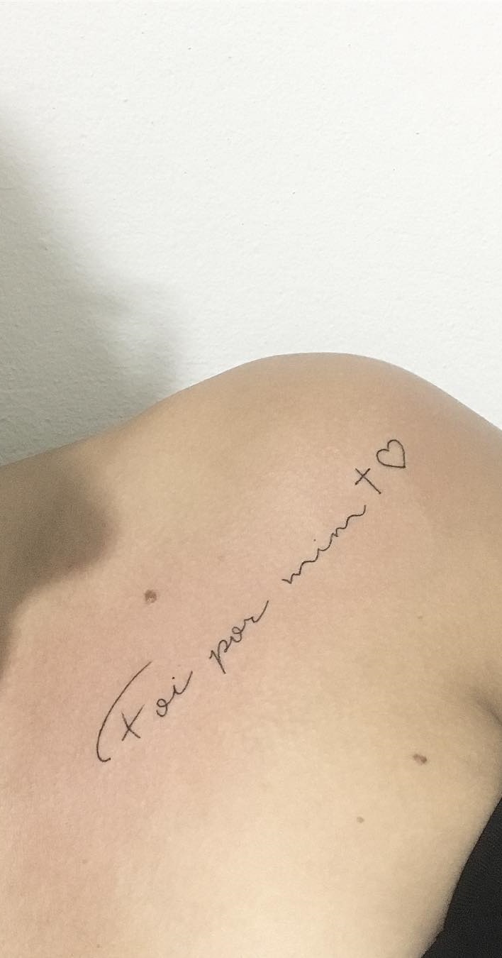 tatuaje frase texto de mujer 12