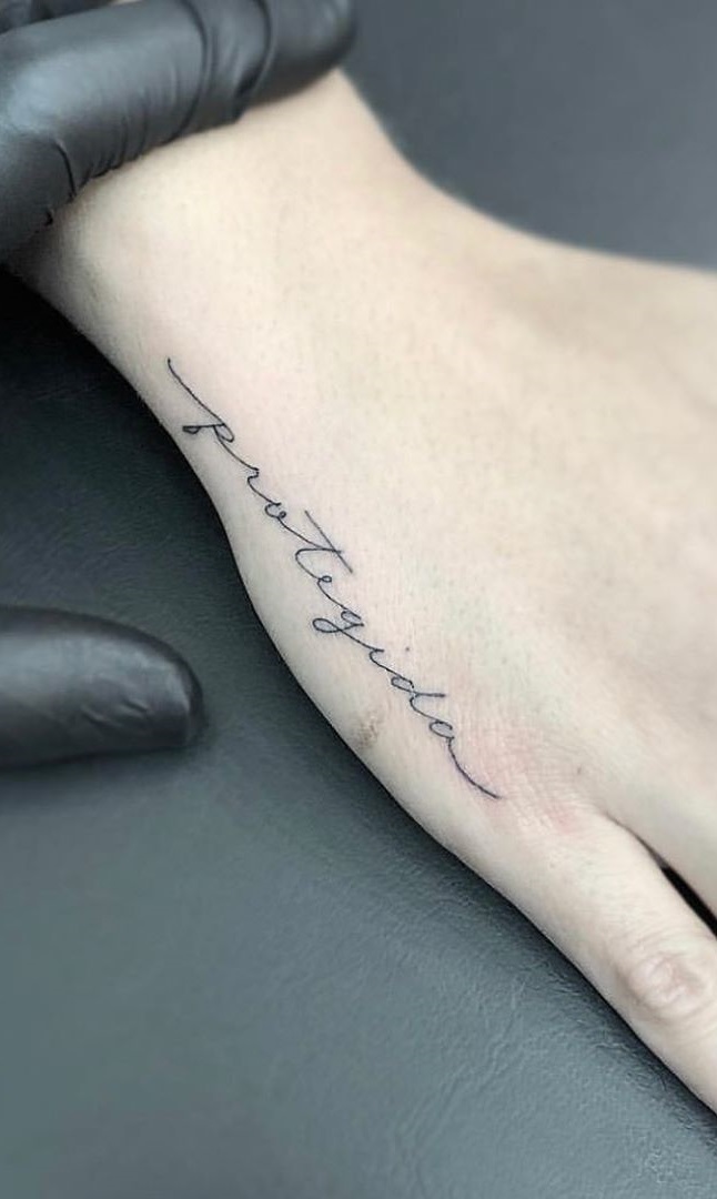 tatuaje frase texto de mujer 23