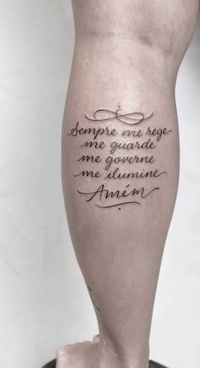 tatuaje frase texto de mujer 24