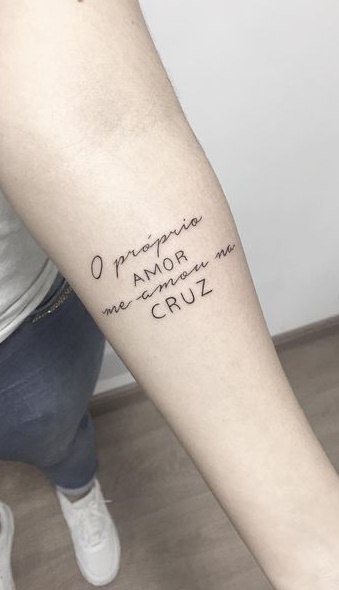 tatuaje frase texto de mujer 26