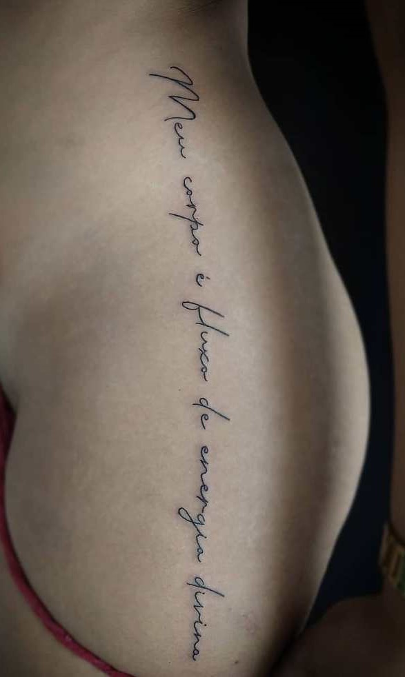 tatuaje frase texto de mujer 29