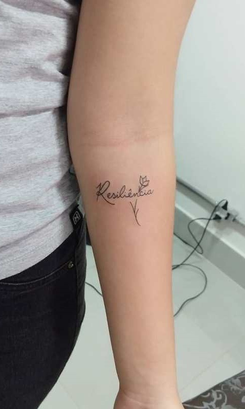 tatuaje frase texto de mujer 31