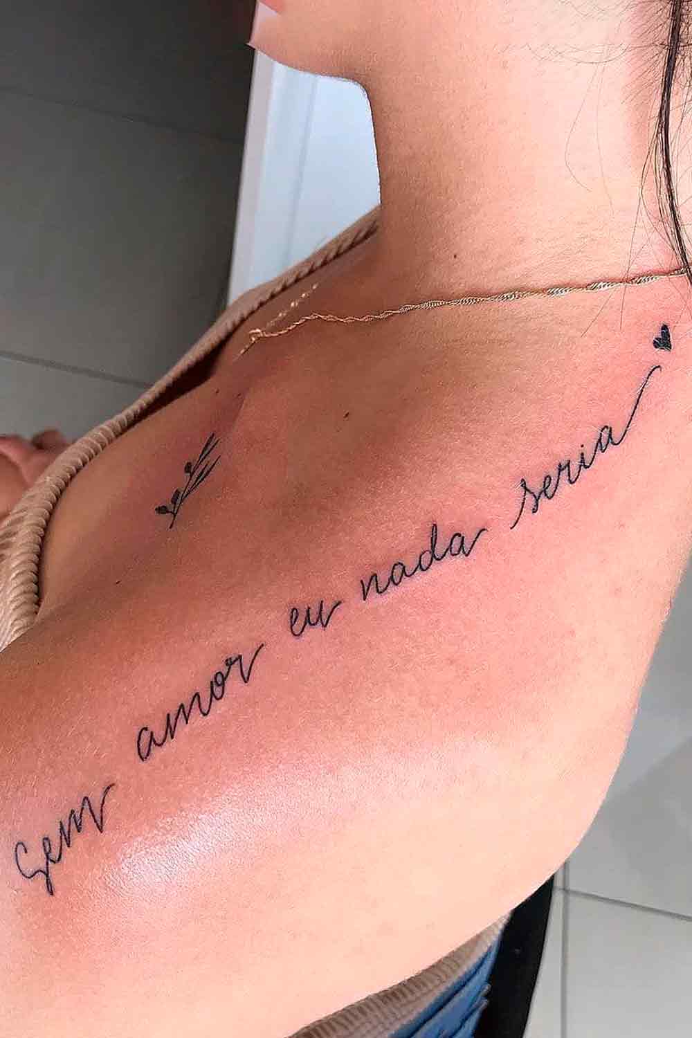 tatuaje hombro para mujer 06