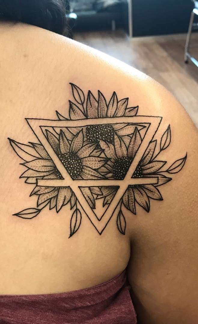 tatuaje hombro para mujer 16