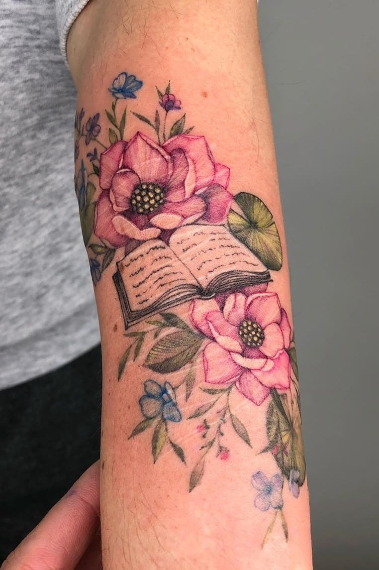 tatuaje libros para mujer 01