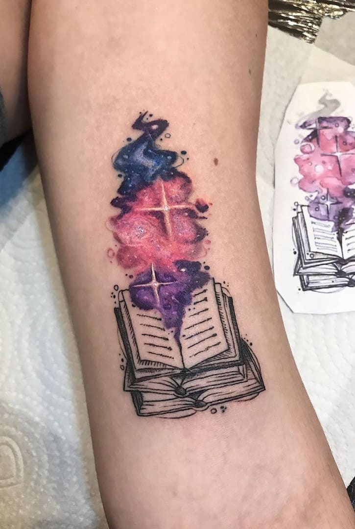 tatuaje libros para mujer 04