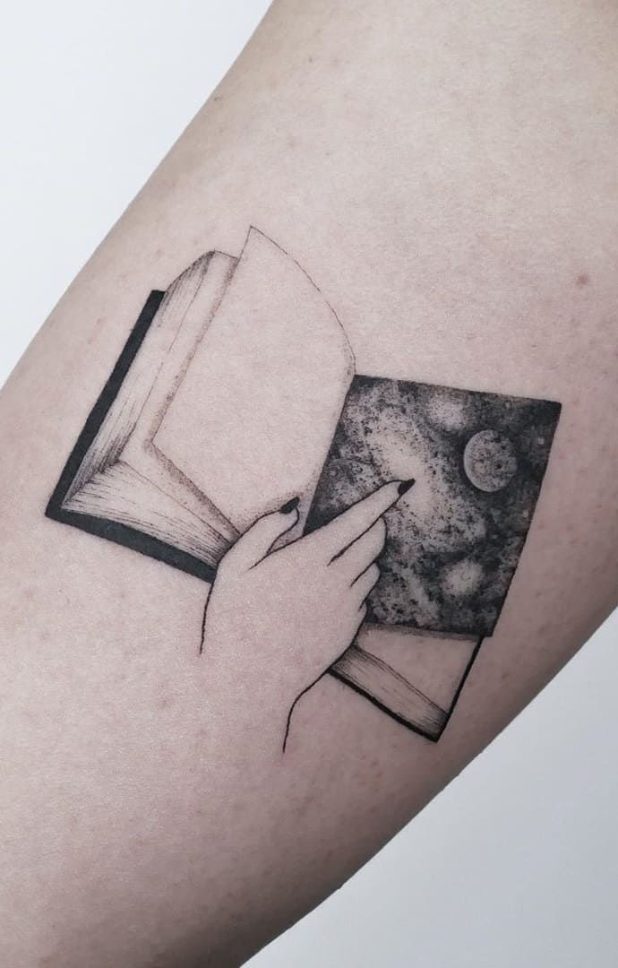 tatuaje libros para mujer 05