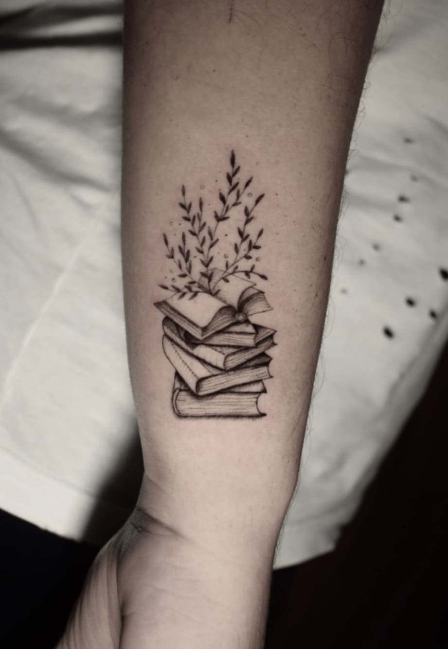 tatuaje libros para mujer 06