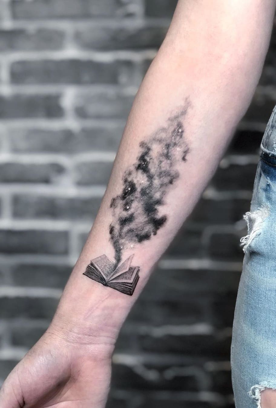 tatuaje libros para mujer 07