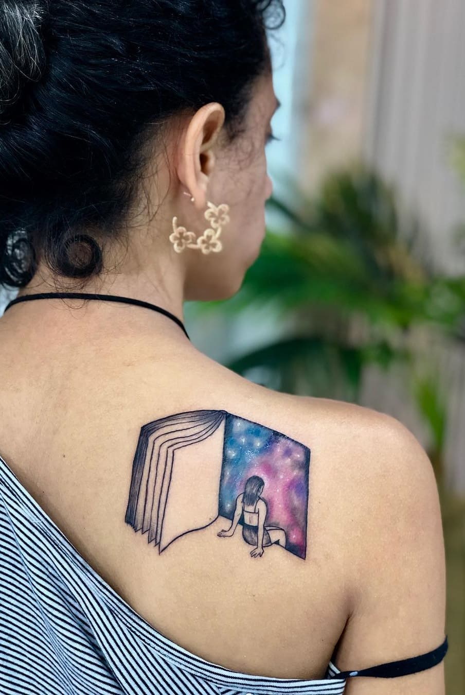 tatuaje libros para mujer 08