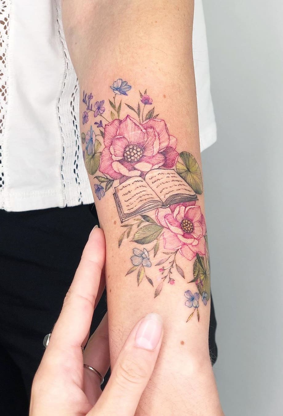 tatuaje libros para mujer 09