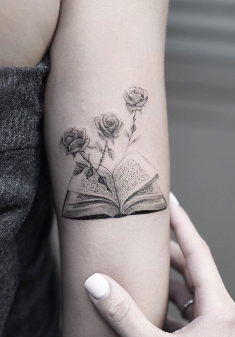 tatuaje libros para mujer 10