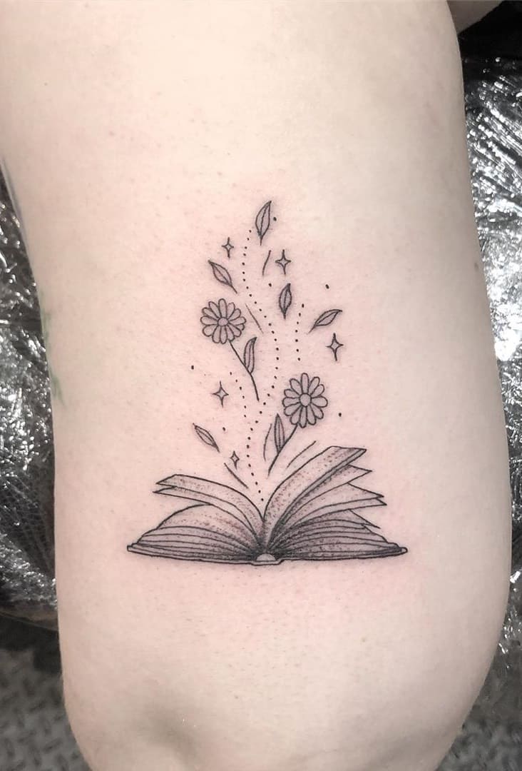 tatuaje libros para mujer 13