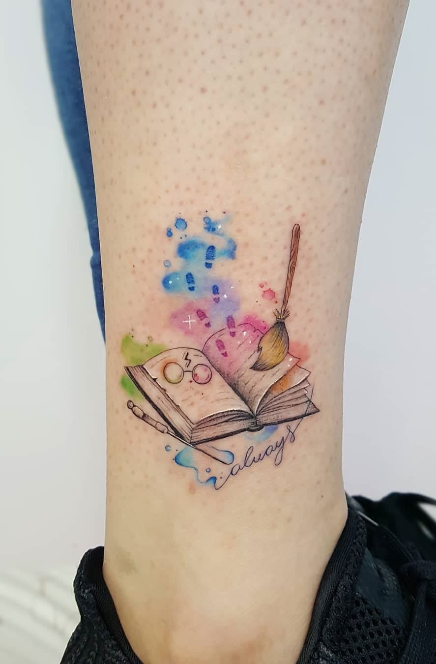 tatuaje libros para mujer 15